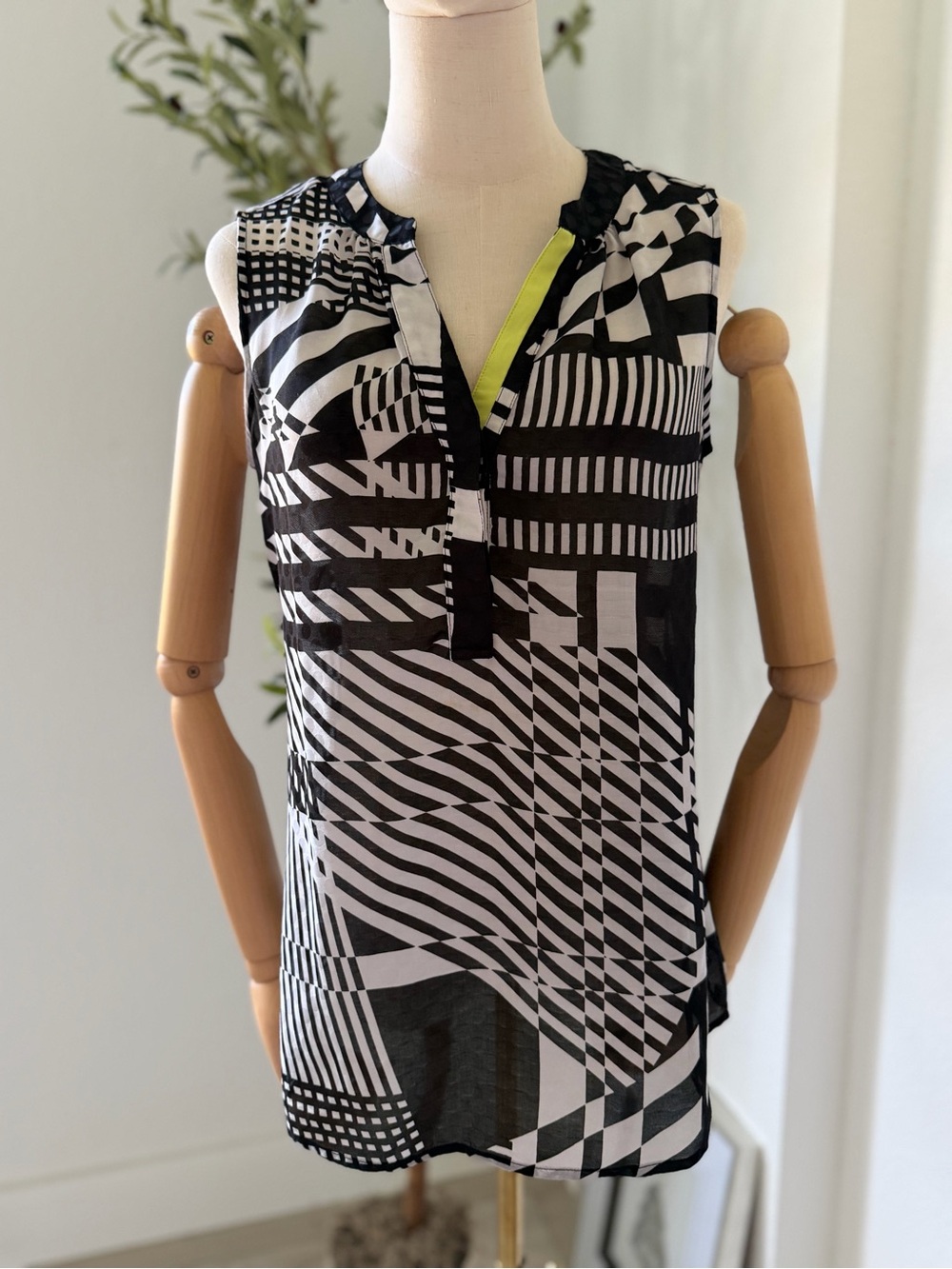 Banana Republic Black & White Geometric Sleeveless Camisole with Lime Trim
